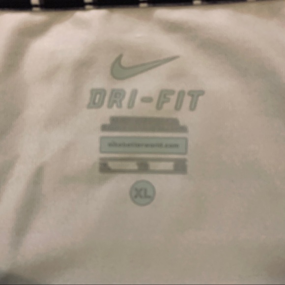 SOLD 🖤🤍 Nike Tank - Picture 4 of 4